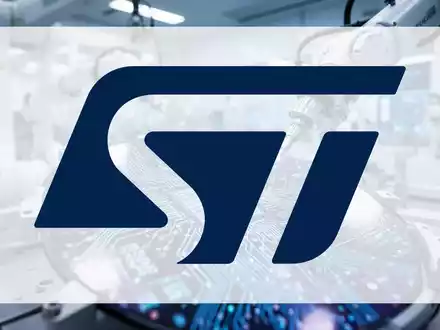 Abstrakte Darstellung einer modernen Halbleiterfertigung mit Fokus auf technologische Präzision und industrielle Prozesse. - Foto: über boerse-global.de