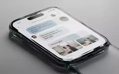 Modernes Smartphone mit neuem WhatsApp-Interface, abgerundeten Nachrichtenblasen und rahmenlosen Medieninhalten. - Foto: über boerse-global.de