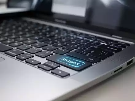 Nahaufnahme einer Laptop-Tastatur mit hervorgehobener Copilot-Taste neben der Leertaste. - Foto: über boerse-global.de