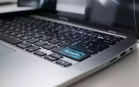 Nahaufnahme einer Laptop-Tastatur mit hervorgehobener Copilot-Taste neben der Leertaste. - Foto: über boerse-global.de