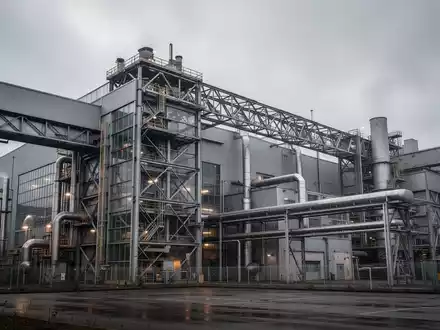 Industriegelände der Indorama-Fabrik in Steinfort vor einem bewölkten Himmel. - Foto: über boerse-global.de