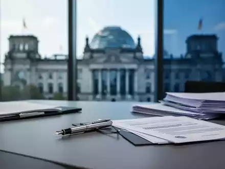 Modernes Büro im Bundesviertel mit Fokus auf Regierungsdokumente und eine seriöse, politische Arbeitsatmosphäre. - Foto: über boerse-global.de