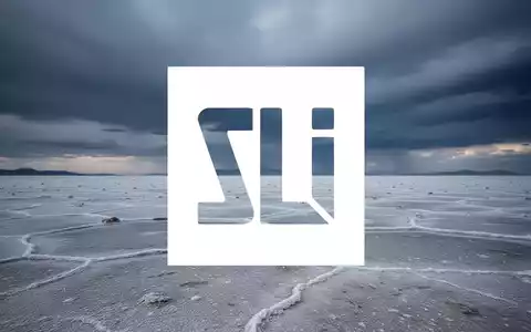 Abstrakte Darstellung einer Lithium-Salzwüste unter einem düsteren Himmel, symbolisch für Marktvolatilität. - Foto: über boerse-global.de