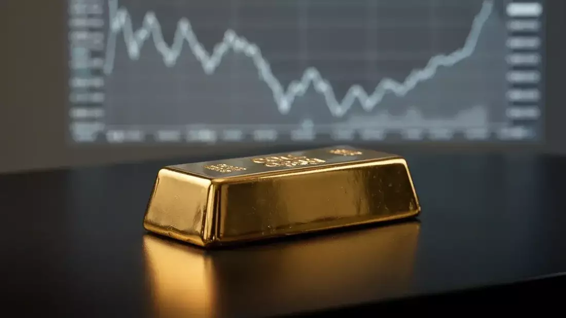Oro cae pese a escalada geopolítica: China frena papel y Fed presiona