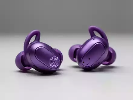 Nahaufnahme der Beats Powerbeats Pro 2 Fitness-Ohrhörer in Lila auf einer minimalistischen Oberfläche. - Foto: über boerse-global.de