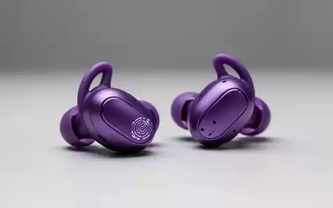 Nahaufnahme der Beats Powerbeats Pro 2 Fitness-Ohrhörer in Lila auf einer minimalistischen Oberfläche. - Foto: über boerse-global.de