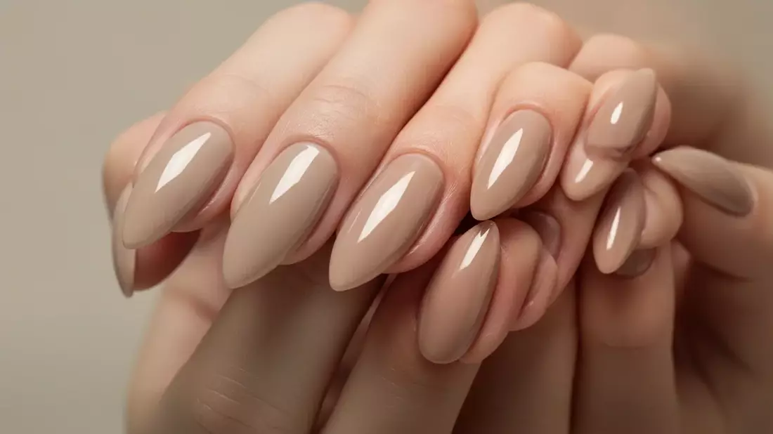 Sommer 2026: Minimalismus und Italian Manicure dominieren Nageltrends