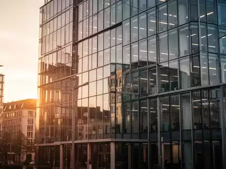Modernes Bürogebäude in einem Finanzviertel bei Sonnenuntergang - Foto: über boerse-global.de