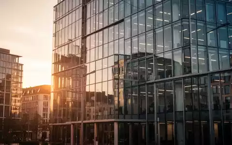 Modernes Bürogebäude in einem Finanzviertel bei Sonnenuntergang - Foto: über boerse-global.de