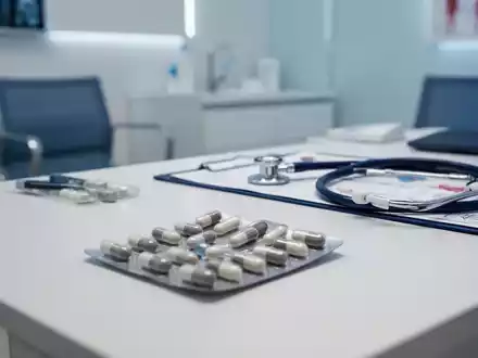 Medizinische Utensilien und Medikamentenpackungen in einer urologischen Praxis. - Foto: über boerse-global.de