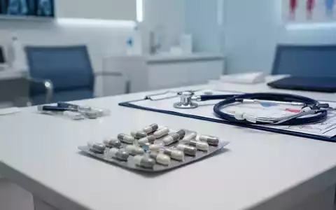 Medizinische Utensilien und Medikamentenpackungen in einer urologischen Praxis. - Foto: über boerse-global.de