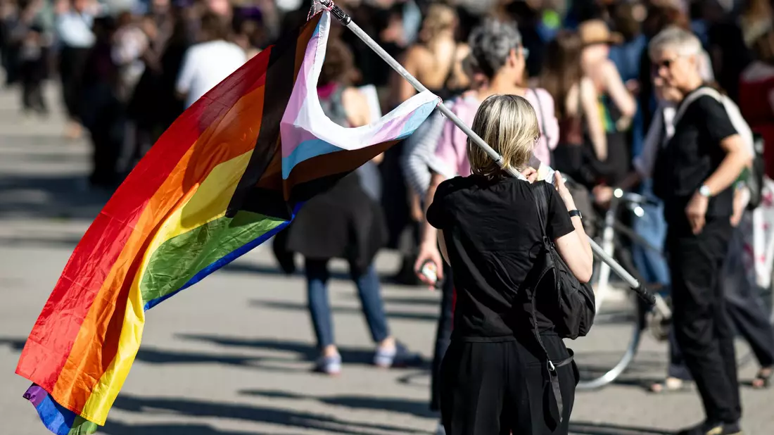 Der Dyke* March, die Demo für lesbische Sichtbarkeit, findet jährlich vor dem CSD in Berlin statt. - Bild: Fabian Sommer/dpa