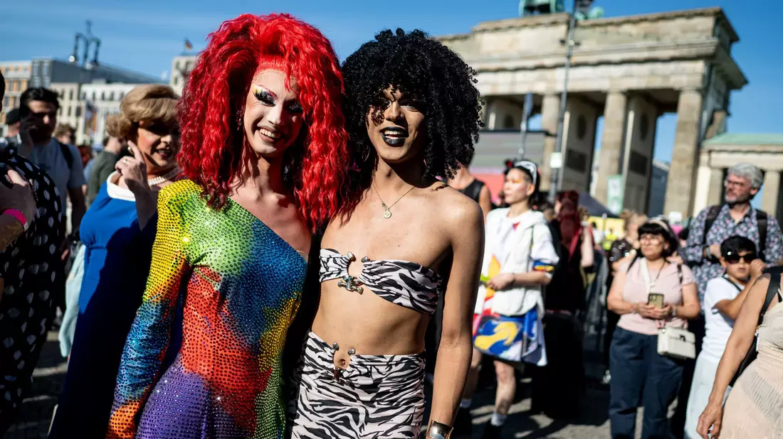 Der Drag March führte vom U-Bahnhof Bundestag zum Brandenburger Tor. - Bild: Fabian Sommer/dpa