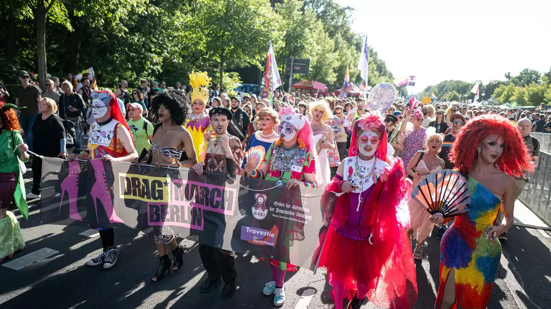 Zum ersten Mal gab es beim Berliner Christopher Street Day in Berlin einen Drag March.  - Bild: Fabian Sommer/dpa