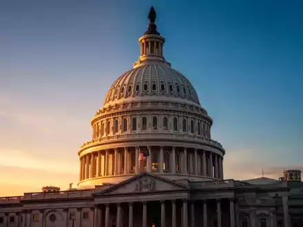 Die Kuppel des US-Kapitols bei Sonnenuntergang als Symbol für politische Stagnation bei der Krypto-Regulierung. - Foto: über boerse-global.de