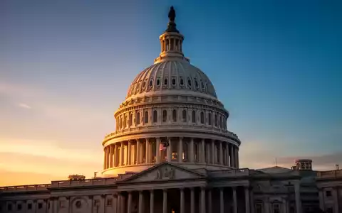 Die Kuppel des US-Kapitols bei Sonnenuntergang als Symbol für politische Stagnation bei der Krypto-Regulierung. - Foto: über boerse-global.de