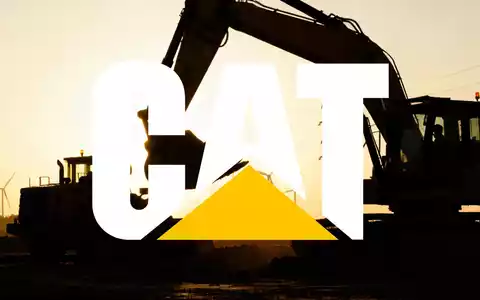 Moderne Baumaschinen auf einer Industriefläche bei Sonnenaufgang als Symbol für Energiewende und Infrastrukturprojekte. - Foto: über boerse-global.de