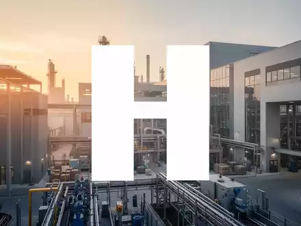 Industrielle Fertigungshalle in goldenem Morgenlicht als Symbol fĂŒr wachsenden Auftragseingang und industrielle StĂ€rke. - Foto: ĂŒber boerse-global.de