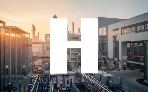 Industrielle Fertigungshalle in goldenem Morgenlicht als Symbol für wachsenden Auftragseingang und industrielle Stärke. - Foto: über boerse-global.de