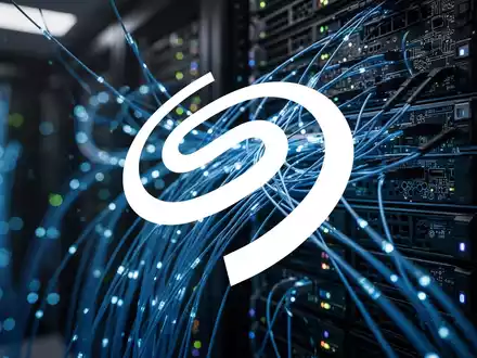 Abstrakte Darstellung von digitaler Infrastruktur und Hochleistungsspeichern in einem dunklen, technologisch geprägten Umfeld - Foto: über boerse-global.de