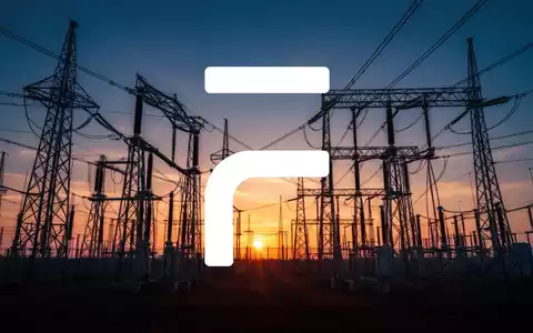 Abstrakte Darstellung von Hochspannungs-Strominfrastruktur in der Abenddämmerung zur Symbolisierung des Energiesektors. - Foto: über boerse-global.de