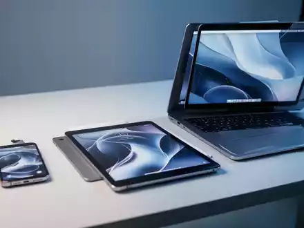 Ein iPhone, ein iPad und ein MacBook auf einem minimalistischen Schreibtisch zur Illustration des Apple-Leasing-Programms. - Foto: über boerse-global.de