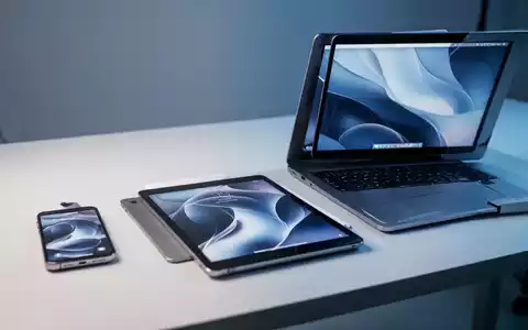 Ein iPhone, ein iPad und ein MacBook auf einem minimalistischen Schreibtisch zur Illustration des Apple-Leasing-Programms. - Foto: über boerse-global.de