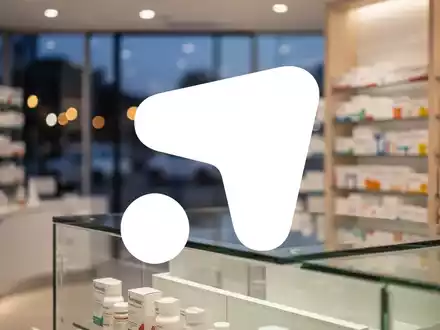 Modernes, minimalistisches Apothekeninterieur mit sanfter Beleuchtung und unscharfem Hintergrund. - Foto: über boerse-global.de