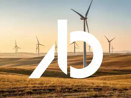 Moderne Windkraftanlagen in einer weiten Landschaft bei Sonnenaufgang als Symbol für den Ausbau erneuerbarer Energien. - Foto: über boerse-global.de