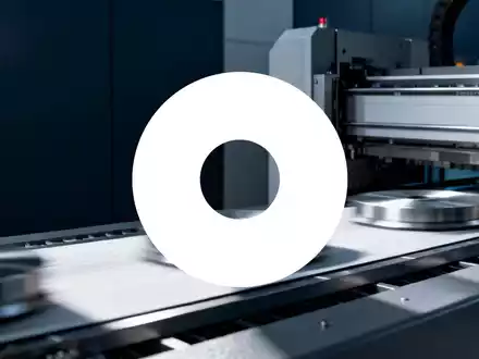 Abstrakte Darstellung industrieller Fertigung und technologischer Präzision in einem professionellen Umfeld - Foto: über boerse-global.de