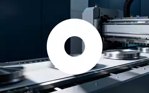 Abstrakte Darstellung industrieller Fertigung und technologischer Präzision in einem professionellen Umfeld - Foto: über boerse-global.de