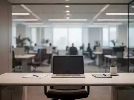 Ein minimalistischer, ruhiger Arbeitsplatz in einem modernen Büro als Rückzugsort vor dem Hintergrund eines Großraumbüros. - Foto: über boerse-global.de