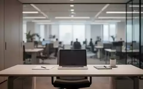 Ein minimalistischer, ruhiger Arbeitsplatz in einem modernen Büro als Rückzugsort vor dem Hintergrund eines Großraumbüros. - Foto: über boerse-global.de