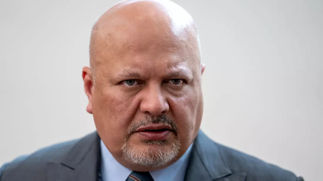 Auf die Suspendierung folgt die Entlassung: der ehemalige Chefankläger Karim Khan. (Archivbild) - Bild: Peter Dejong/AP/dpa