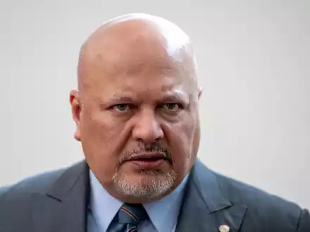 Auf die Suspendierung folgt die Entlassung: der ehemalige Chefankläger Karim Khan. (Archivbild) - Foto: Peter Dejong/AP/dpa