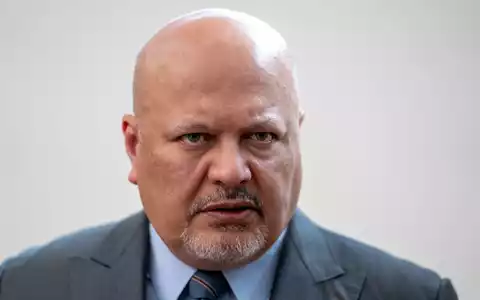 Auf die Suspendierung folgt die Entlassung: der ehemalige Chefankläger Karim Khan. (Archivbild) - Foto: Peter Dejong/AP/dpa