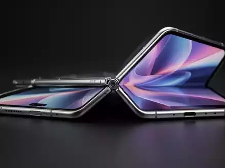 Ein hochwertiges, faltbares Smartphone mit Titangehäuse, das leicht aufgeklappt auf einem dunklen Untergrund liegt. - Foto: über boerse-global.de