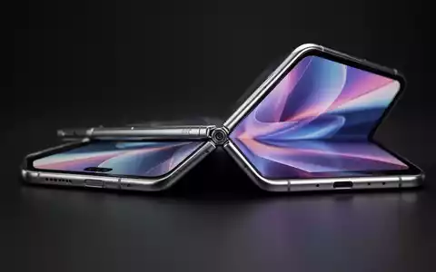 Ein hochwertiges, faltbares Smartphone mit Titangehäuse, das leicht aufgeklappt auf einem dunklen Untergrund liegt. - Foto: über boerse-global.de