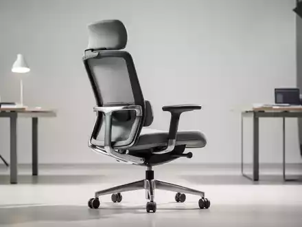 Moderner ergonomischer Bürostuhl in einem hellen, minimalistischen Arbeitszimmer. - Foto: über boerse-global.de