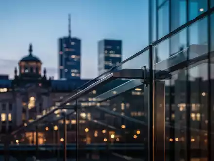 Modernes Regierungsgebäude in Berlin bei Dämmerung als Symbol für politische Debatten um Wirtschaft und Steuern. - Foto: über boerse-global.de