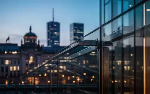 Modernes Regierungsgebäude in Berlin bei Dämmerung als Symbol für politische Debatten um Wirtschaft und Steuern. - Foto: über boerse-global.de