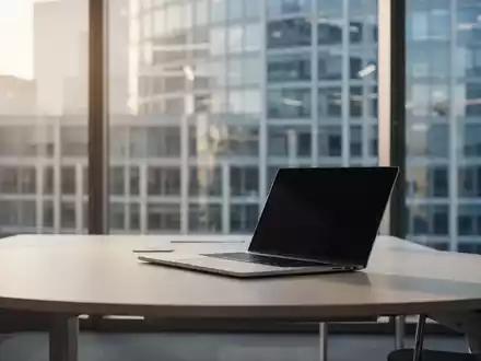 Ein moderner, leerer Büroarbeitsplatz mit Laptop, der den strukturellen Wandel in einem Unternehmen symbolisiert. - Foto: über boerse-global.de