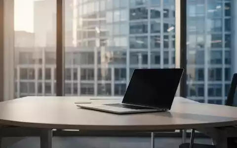 Ein moderner, leerer Büroarbeitsplatz mit Laptop, der den strukturellen Wandel in einem Unternehmen symbolisiert. - Foto: über boerse-global.de