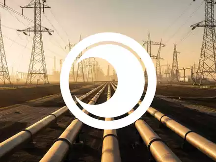 Moderne industrielle Energieinfrastruktur und Hochspannungsmasten in einer weiten Landschaft bei Sonnenuntergang. - Foto: über boerse-global.de