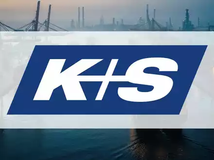Industrieller Hafen bei Dämmerung, der die globale Logistik und den Handel mit Rohstoffen symbolisiert - Foto: über boerse-global.de