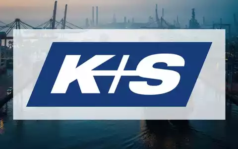 Industrieller Hafen bei Dämmerung, der die globale Logistik und den Handel mit Rohstoffen symbolisiert - Foto: über boerse-global.de
