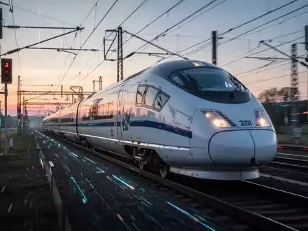 Moderner deutscher Hochgeschwindigkeitszug auf Schienen, Symbol für digitale Infrastruktur und Schienenmodernisierung. - Foto: über boerse-global.de