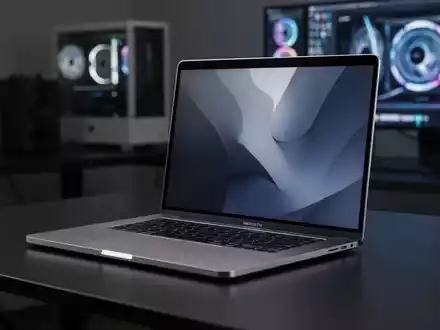 Schlankes, hochwertiges MacBook Pro auf einem minimalistischen Schreibtisch, das sein edles Metalldesign und schmale Ränder betont. - Foto: über boerse-global.de