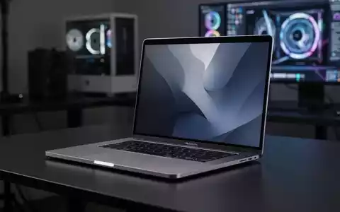 Schlankes, hochwertiges MacBook Pro auf einem minimalistischen Schreibtisch, das sein edles Metalldesign und schmale Ränder betont. - Foto: über boerse-global.de