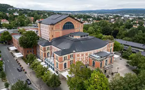 Das Festspielhaus war vor 150 Jahren Schauplatz der ersten Richard-Wagner-Festspiele. (Archivbild) - Foto: Daniel Karmann/dpa